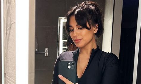 Fiona Wade shows off her enviable figure in a sizzling。